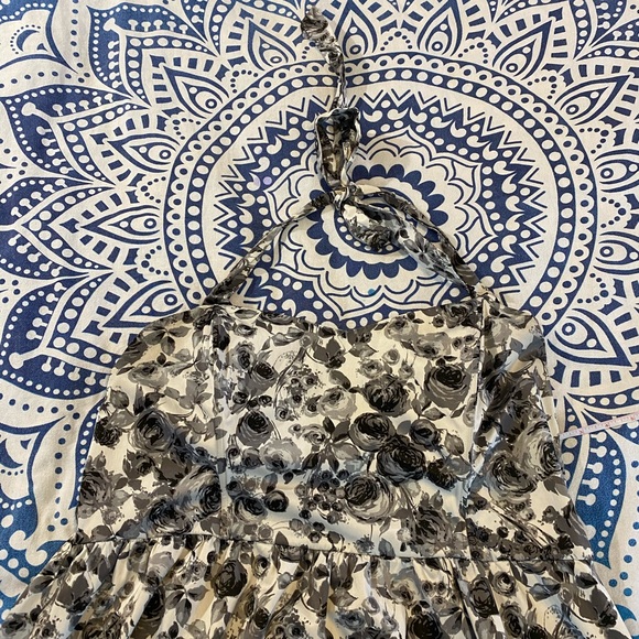 BEAUTIFUL TORRID BACKLESS HALTER DRESS GRAY BLACK WHITE FLORAL PRINT SIZE 18 GUC - Picture 5 of 16